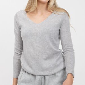 grau melange V-Ausschnitt Pullover 100% cashmere an blonder Frau
