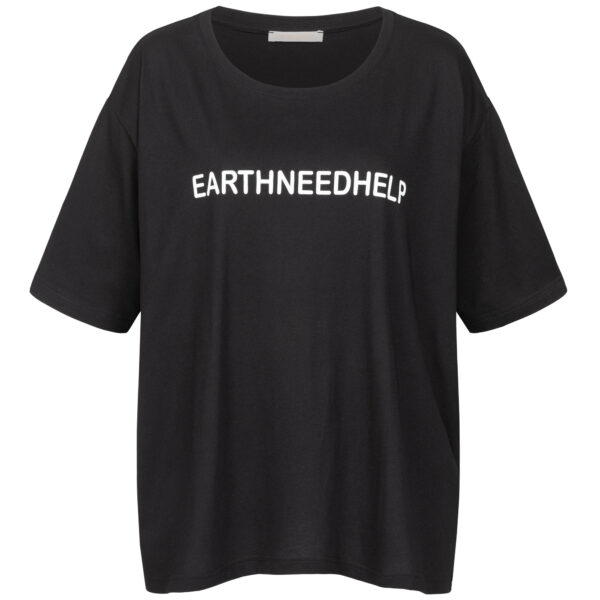 boxy big oversized t- shirt in schwarz mit weissem aufdruck earthneedhelp gender neutral statement shirt