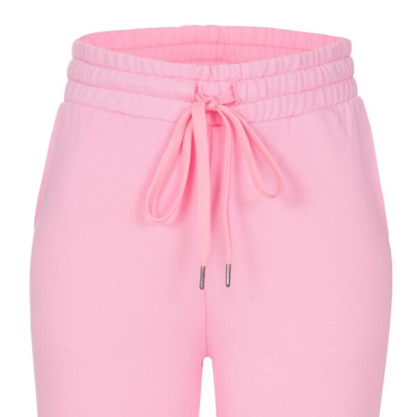 Ansicht der Bundverarbeitung einer rosa Streetwear Sweatpants mit seitlichen Eingriffstaschen, Das Bündchen ist 3 x durchgesteppt mit zusätzlichem Tunnelzug