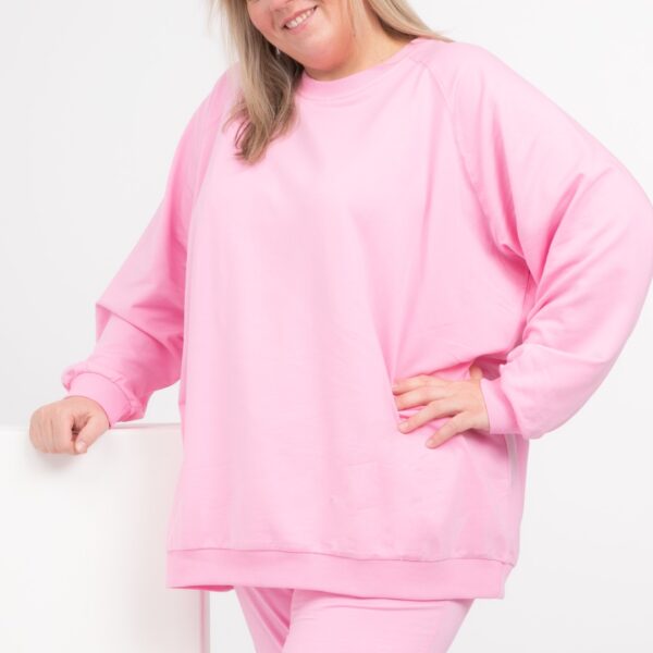 rosa oversized Big Sweatshirt an dicker frau mit rippen Bündchen am hals und saum