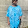 junger mann im oversized türkis batik t- Shirt boxy