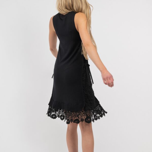 schwarzes ärmelloses ,knielanges, A-förmiges Strick Kleid im Lagenlook bestehend aus der oberen Lage Strick unterlegt mit einem Spitzenstoff von hinten
