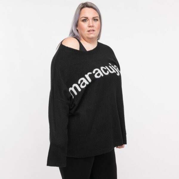 schwarzer oversized Pullover mit großer Schrift maracujaaa. mit großem Rundhals