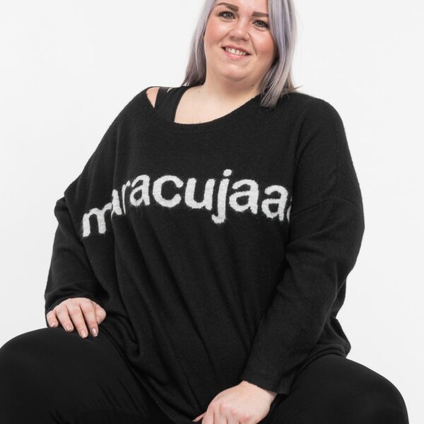 schwarzer oversized Pullover mit großer Schrift maracujaaa. mit großem Rundhals