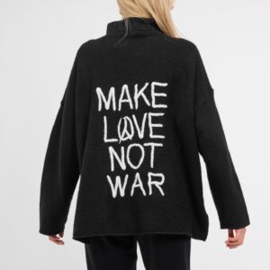 schwarzer leichter mega kuscheliger oversized Damen Pullover mit handgestickter Aufschrift MAKE LOVE NOT WAR im Rücken