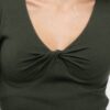 kurzer enger dunkelgrüner Stretch Pullover mit verdrehtem Knoten am tiefen V- Ausschnitt und hohen Rippenbündchen.