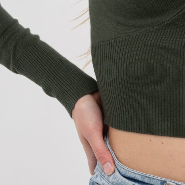 ausschnitt kurzer enger dunkelgrüner Stretch Pullover mit verdrehtem Knoten am tiefen V- Ausschnitt und hohen Rippenbündchen.